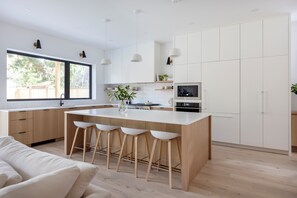 Microwave, oven, stovetop, dishwasher - Scandi Modern Family Home (North Vancouver)