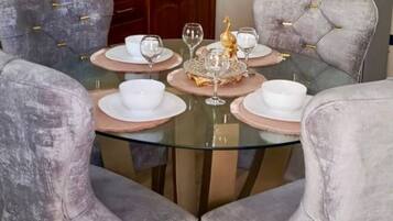 Superior Suite, 1 King Bed with Sofa bed, Balcony, Partial Ocean View | Dining