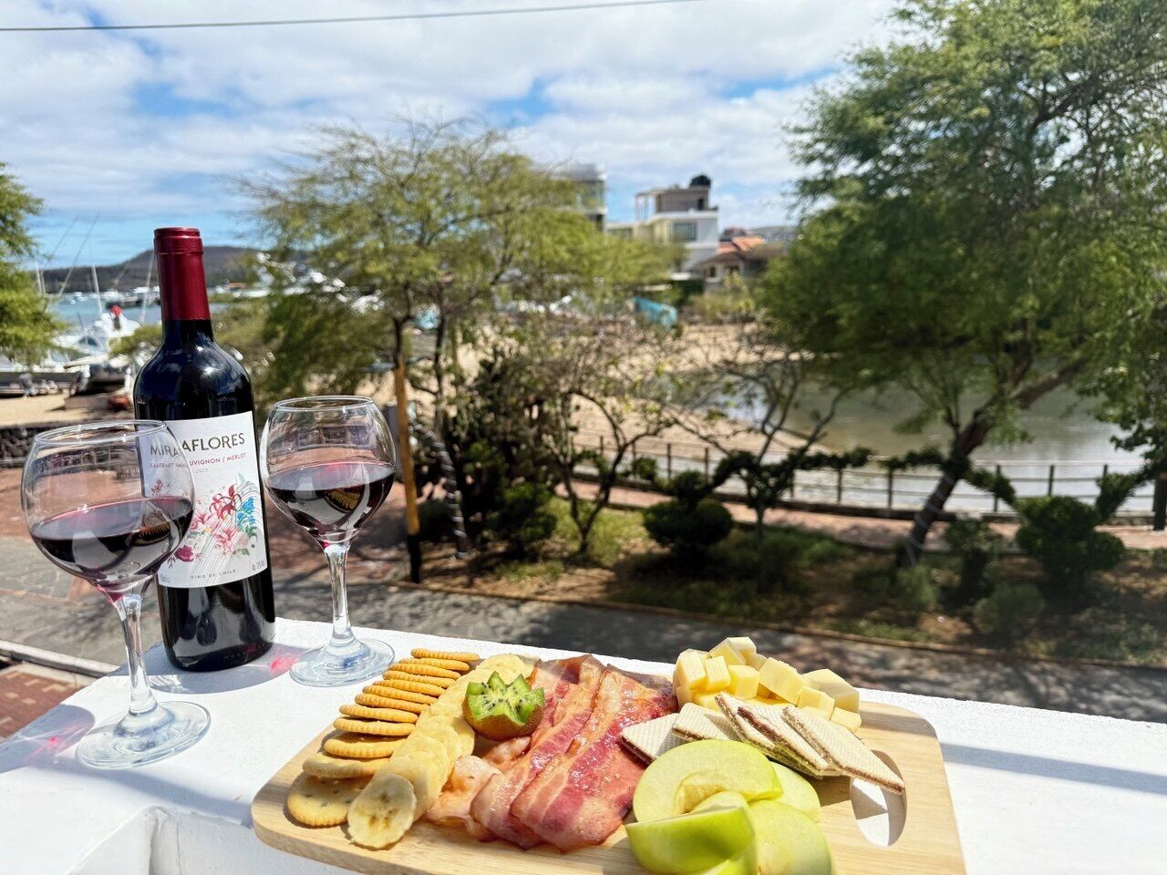 Phòng Suite Superior, 1 giường cỡ king và sofa giường, ban công, quang cảnh một góc biển | Khu ẩm thực ngoài trời