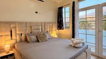 Superior Suite, 1 King Bed with Sofa bed, Balcony, Partial Ocean View