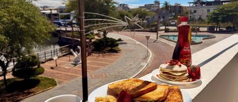 Suite Supérieure, 1 très grand lit et 1 canapé-lit, balcon, vue partielle sur l'océan | Restauration extérieure