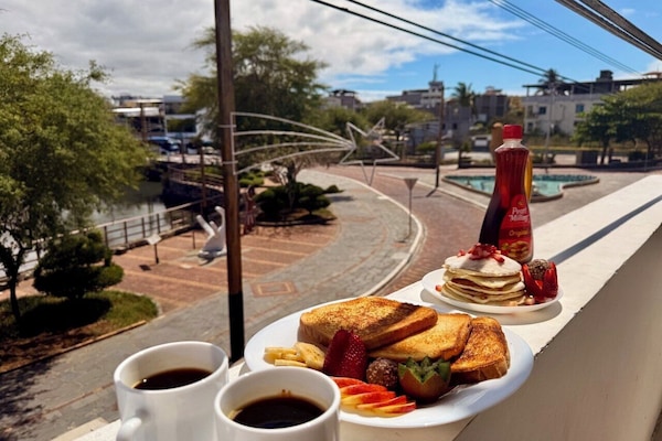 Suite superior, 1 cama King size y sofá cama, balcón, vista parcial al océano | Restaurante al aire libre