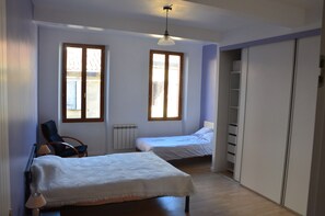 1 sovrum och sängkläder