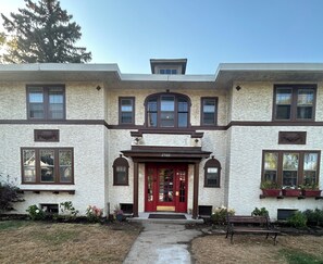 Exterior - Peaceful 1-bedroom apartment with AC in vibrant Minneapolis (Minneapolis)