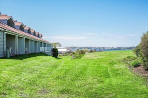 Property grounds - 2BR Condo w/ Bay Views & Fireplace (Newport)