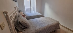 3 bedrooms, iron/ironing board, WiFi, bed sheets - Centrally located apartment, 5 min from the beach. Perfect to enjoy with the family (Tossa de Mar)