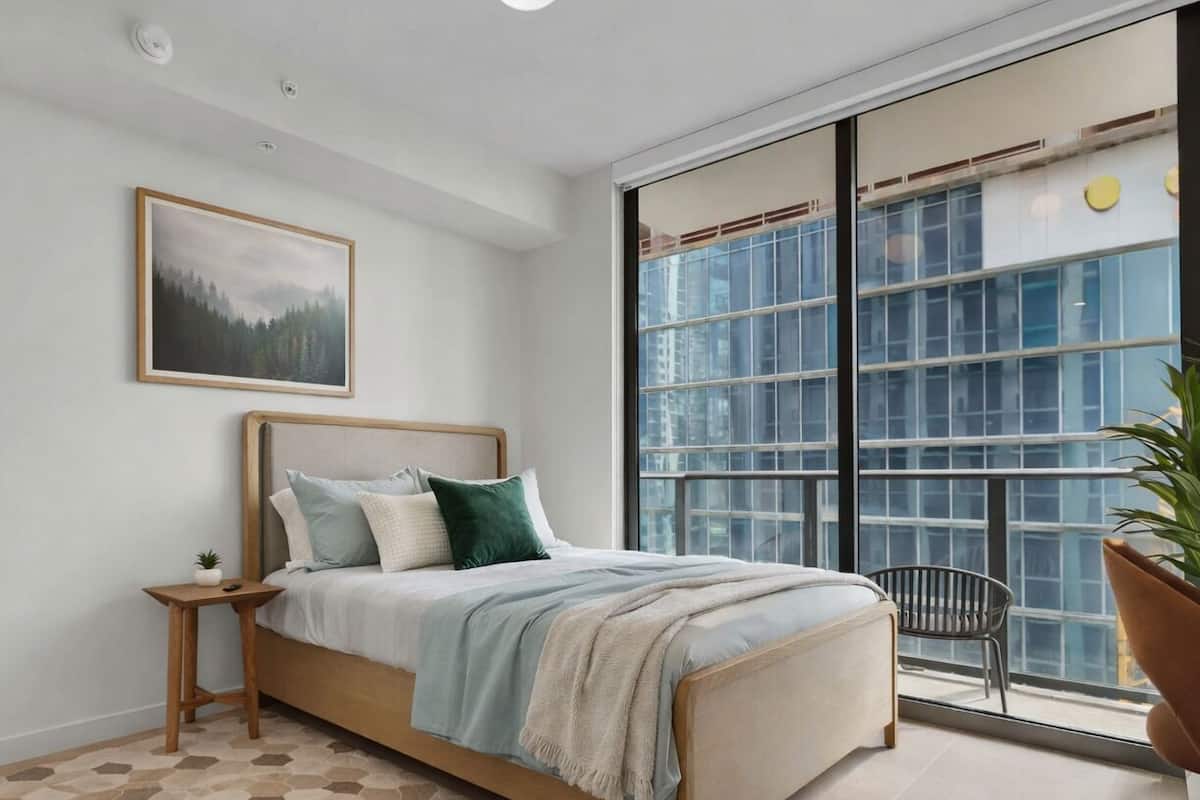 Grand Studio Suite, 1 Queen Bed, Balcony, City View | Living area