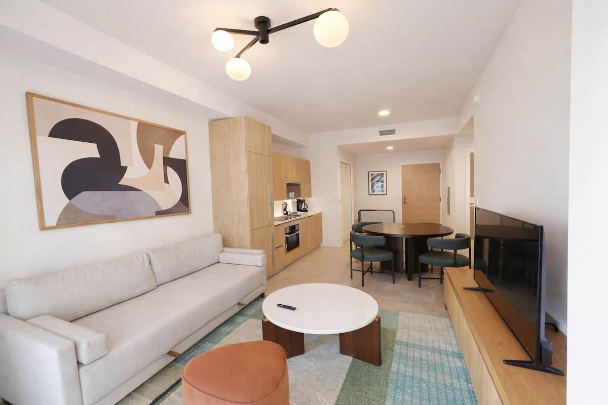 Comfort Suite, Balcony, City View | Living area