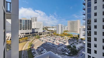 Suite de lujo, balcón, vista a la ciudad | Vista del balcón