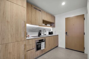 Luxury Suite, Balcony, City View | Private kitchen | Full-size fridge, microwave, oven, dishwasher - The Grandeur Suites - Crosby Miami (Miami)