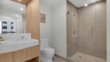 Suite de lujo, balcón, vista a la ciudad | Baño | Amenidades de baño gratuitas, secadora de cabello, toallas, jabón