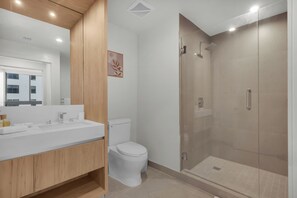 Suite Luxe, balcon, vue ville | Salle de bain | Articles de toilette gratuits, sèche-cheveux, serviettes fournies, savon