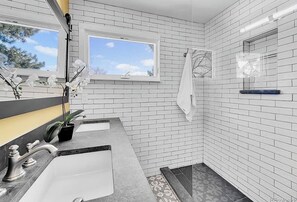 Een douche, een haardroger, handdoeken, zeep