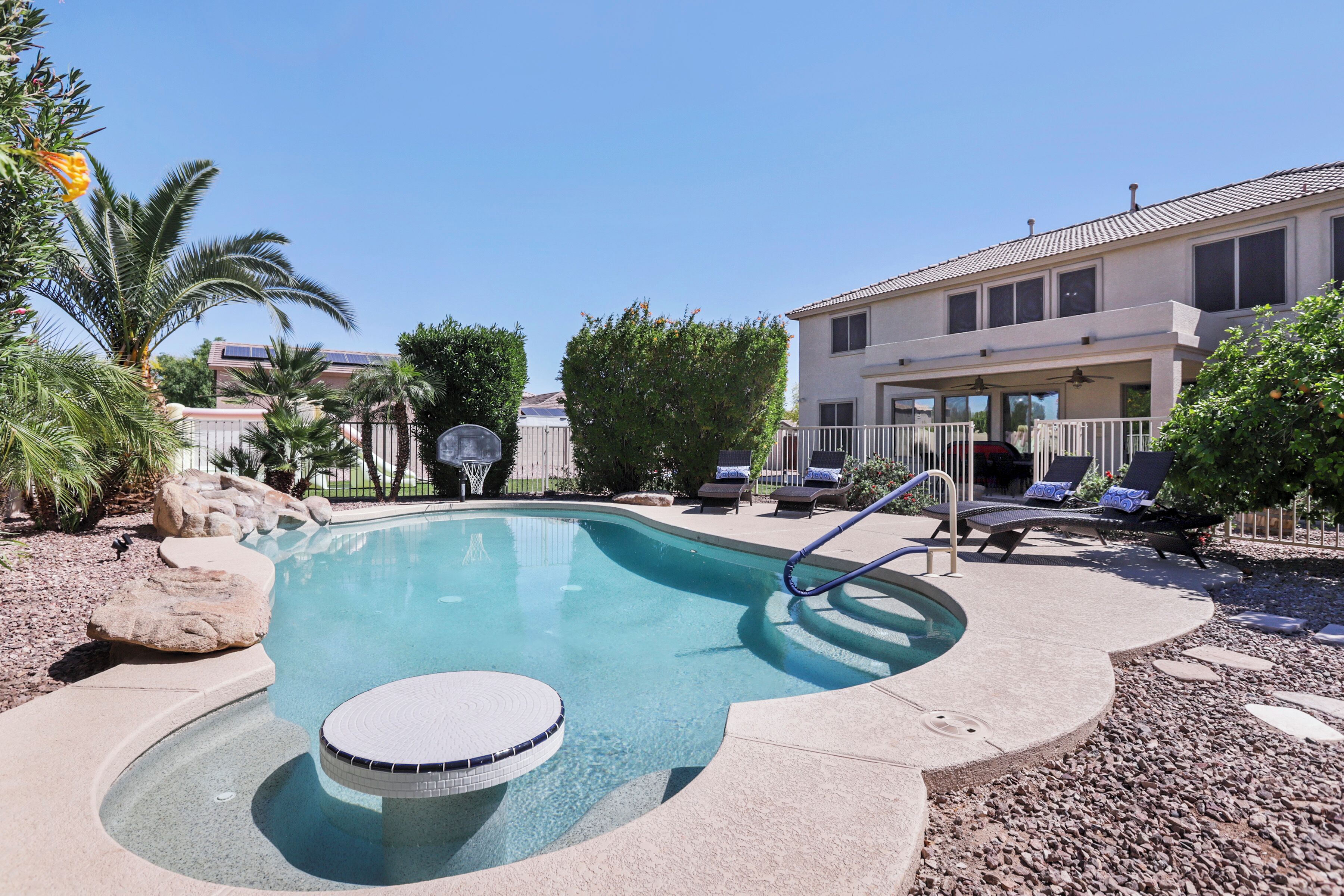 Utendørsbasseng og et oppvarmet basseng