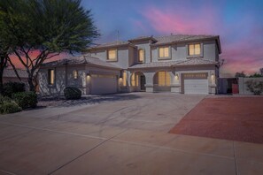 Exterior - 6BR House, heated pool, large yard, pickleball, pool table, and games galore!! (Glendale)