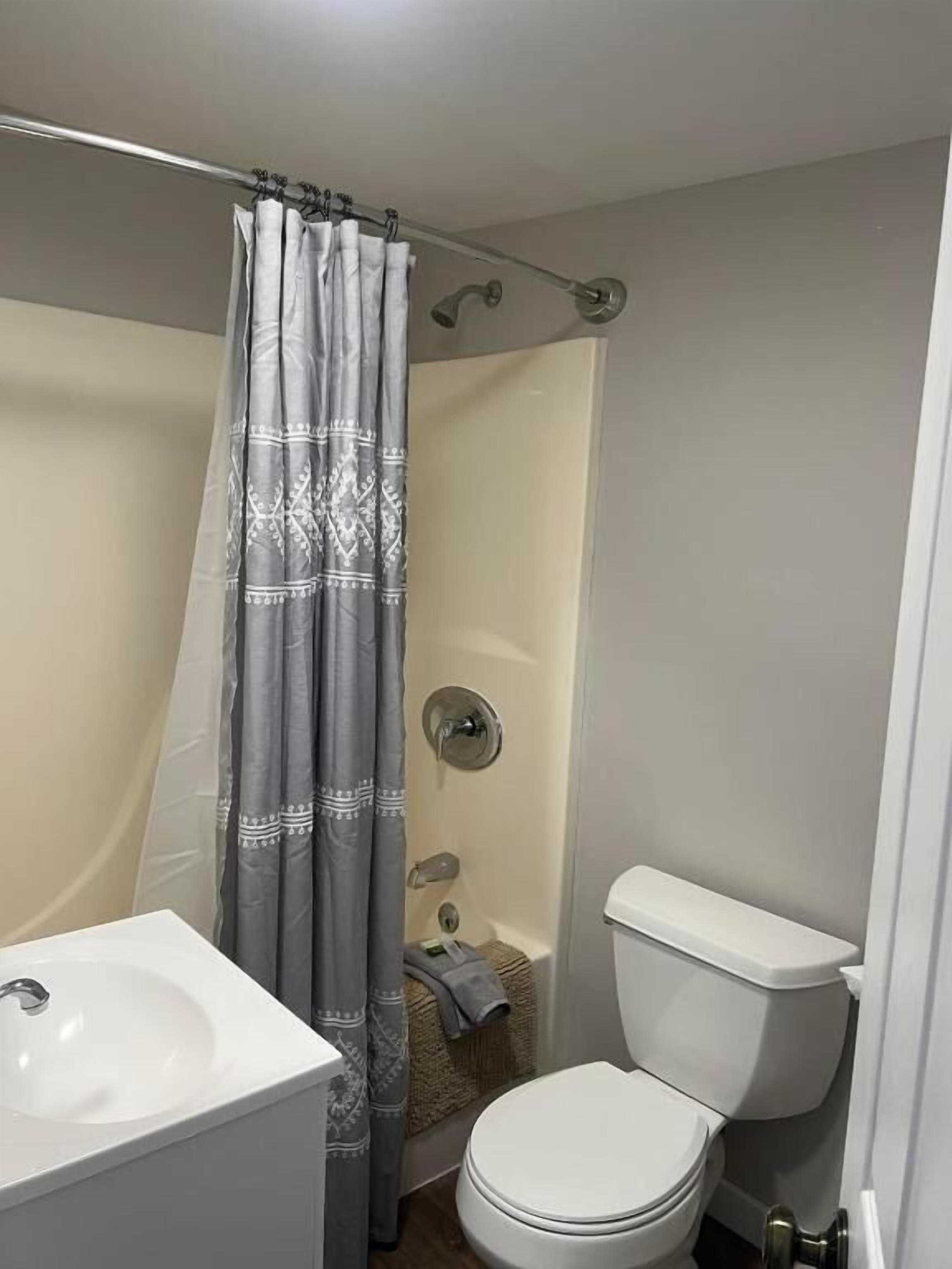 Comfort Quadruple Room, Non Smoking | Bathroom | Combined shower/tub, free toiletries, hair dryer, towels