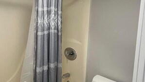 シャワー付き浴槽、バスアメニティ (無料)、ヘアドライヤー、タオル