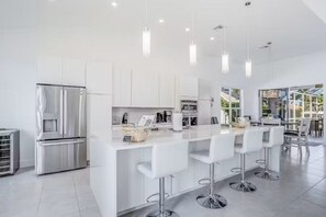 Microwave, oven, stovetop, dishwasher - Florida White House Villa – Your Luxurious Escape Awaits (Cape Coral)