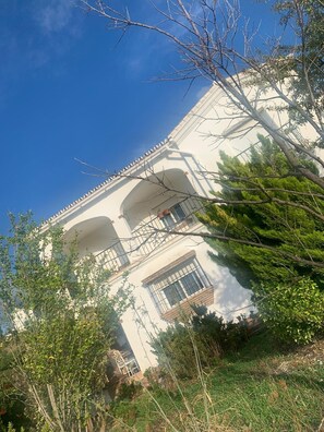 Exterior - Villa La Malcontenta, large private house with green spaces and swimming pool. (Alcaucín)