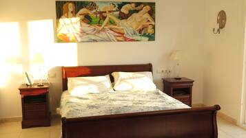 5 slaapkamers, een strijkplank/strijkijzer, beddengoed