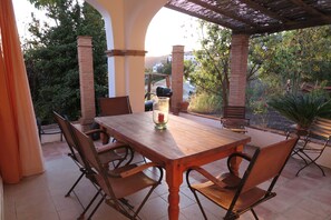 Outdoor dining - Villa La Malcontenta, large private house with green spaces and swimming pool. (Alcaucín)