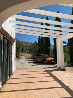Property grounds - Villa La Malcontenta, large private house with green spaces and swimming pool. (Alcaucín)