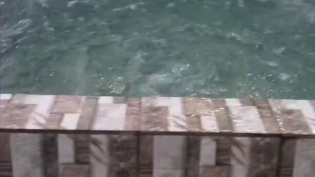 Un espace bien-être comprenant un jacuzzi et un tableau mural.