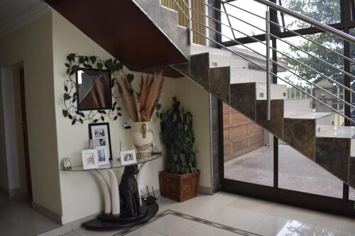 Entire Private Boutique Guesthouse Near Sandton - Fast WiFi  - Secure Parking