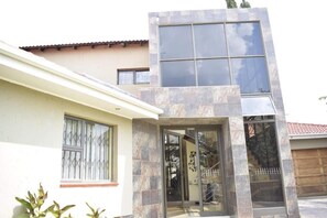 Unclassified image, 4 of 12, button - Entire Private Boutique Guesthouse Near Sandton - Fast WiFi - Secure Parking (Johannesburg South)