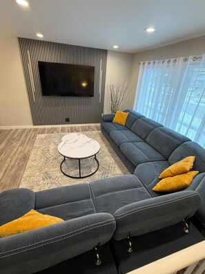 TV - Elegant Home for Groups Near Presidents Cup (Bloomingdale)