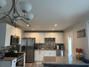 Microwave, oven, stovetop, dishwasher - Elegant Home for Groups Near Presidents Cup (Bloomingdale)