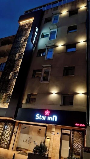 Mặt tiền nơi lưu trú