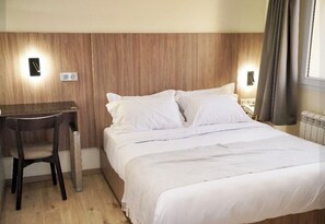 Phòng đôi hoặc 2 giường đơn | Minibar, bàn, khu vực làm việc phù hợp cho laptop 