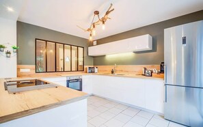 Fridge, microwave, oven, stovetop - Séjour plage & détente – Grand jardin (Guidel)
