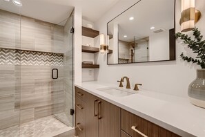 Shower, hair dryer, towels - 434 Gore Creek Dr-All Seasons D3-Vail Village, Pets, Short Distance to Gondola  & Golden Peak (Vail)