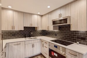 Fridge, microwave, oven, stovetop - 434 Gore Creek Dr-All Seasons D3-Vail Village, Pets, Short Distance to Gondola  & Golden Peak (Vail)