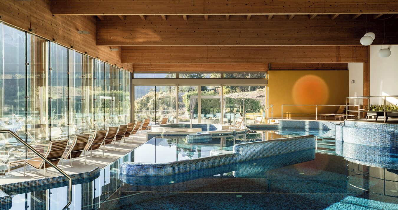 Innendørsbasseng og et oppvarmet basseng