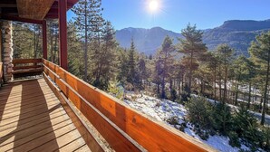 A wooden deck with a bench overlooking a snowy forest and mountains. - Panoramic Chalet in the ENI Village near Cortina D'Ampezzo - Spa - Restaurant (Corte)
