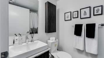 Suite – elite, 2 soverom | Bad | Toalettartikler (inkludert), hårføner, håndklær og såpe