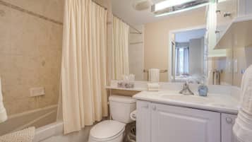 Suite Keluarga, Beberapa Tempat Tidur | Kamar mandi | Perlengkapan mandi gratis, pengering rambut, handuk, dan sabun