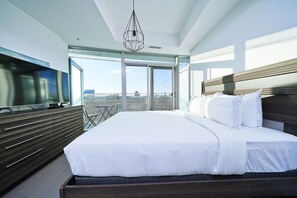 City Studio Suite, 1 Queen Bed with Sofa bed | Living area