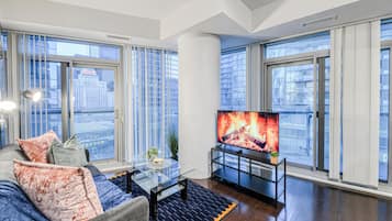 Suite clásica, 1 cama de matrimonio | Zona de estar | Televisión de 50 pulgadas con canales digitales