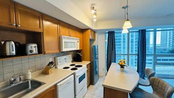 Basic Studio Suite, 1 Queen Bed, Non Smoking | Private kitchen | Full-size fridge, microwave, oven, stovetop