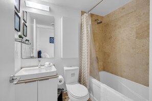 Basic Studio Suite, 1 Queen Bed | Bathroom - Harbourfront District (Toronto)