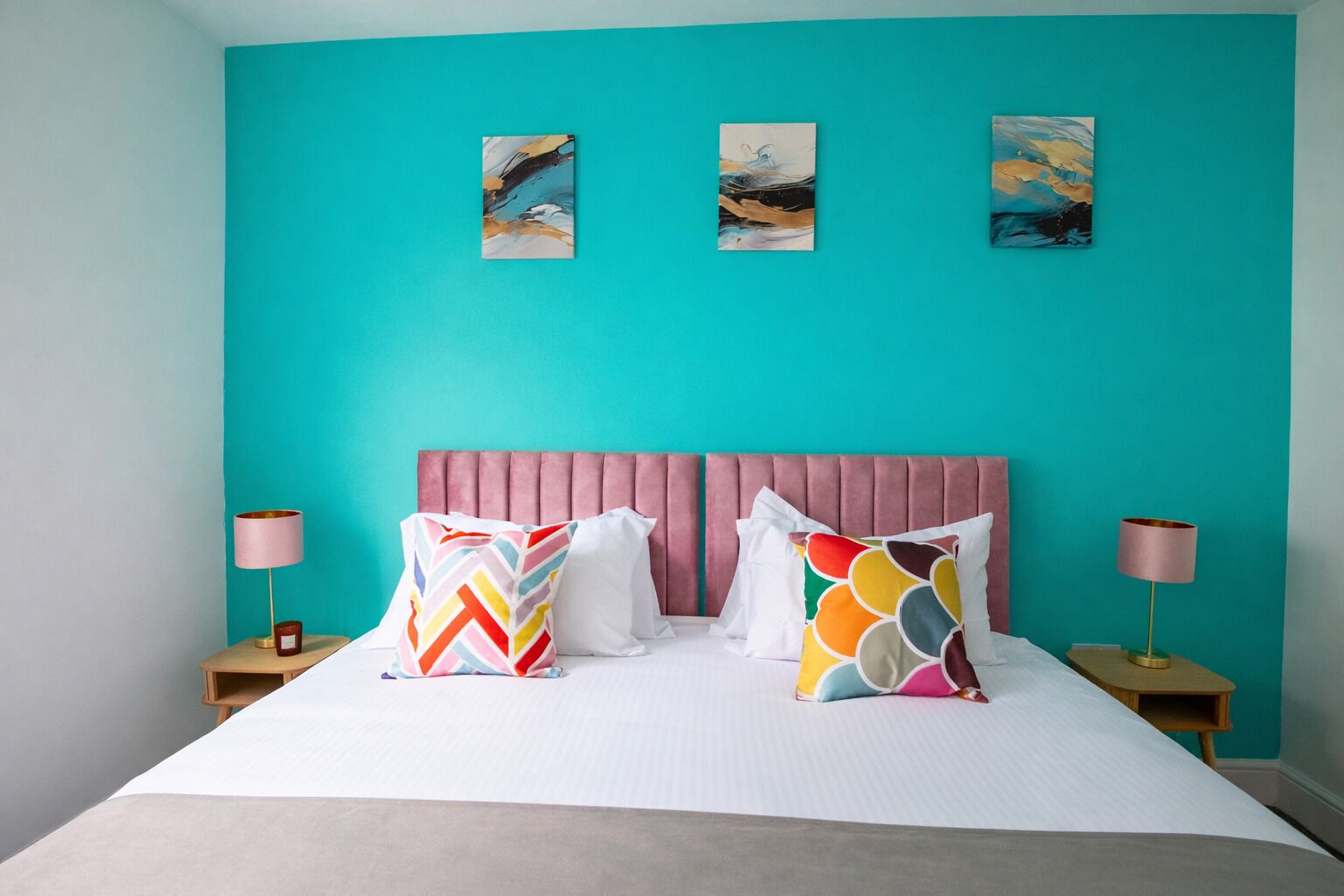 5 habitaciones, tabla de planchar con plancha, wifi y ropa de cama 