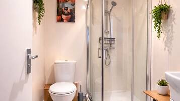 Chuveiro, secador de cabelo, toalhas de banho, sabonete