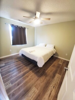2 bedrooms, WiFi, bed sheets - 2 Bedroom - 1 Bath Lakefront (Climax Springs)