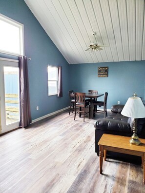 TV - 4 Bedroom - 2 Bath Lakefront (Climax Springs)