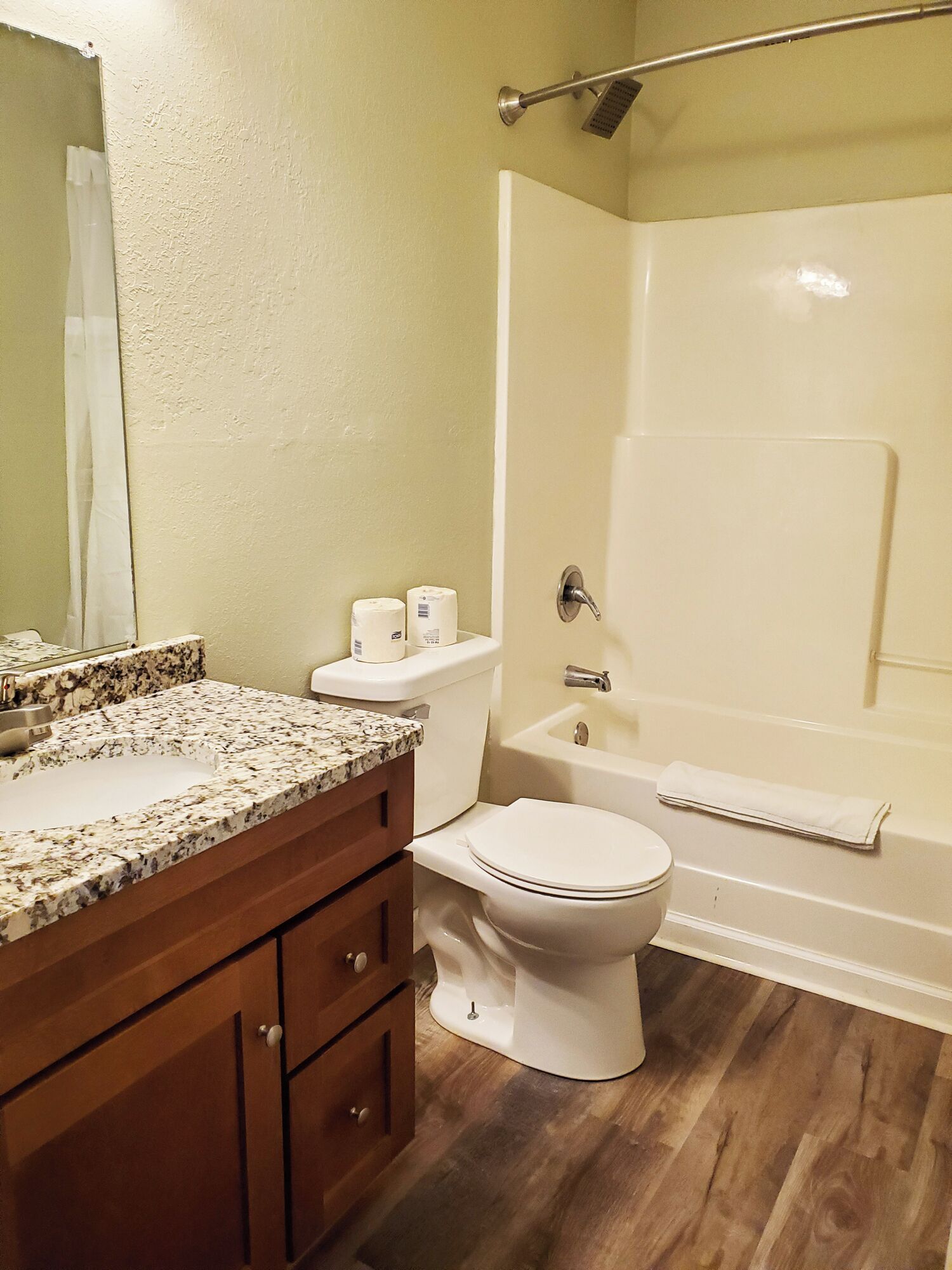 Une salle de bain avec un lavabo, des toilettes et une baignoire.