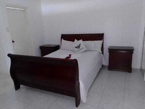 2 bedrooms, iron/ironing board, WiFi, bed sheets - Cozy 2-bedroom apartment in charming Tower Isle with AC and gym (Tower Isle)